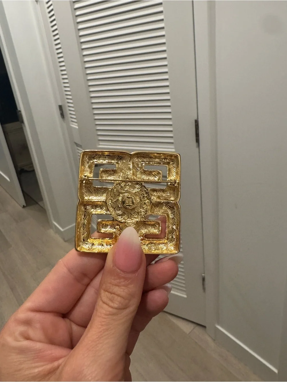 Givenchy brooch in gold